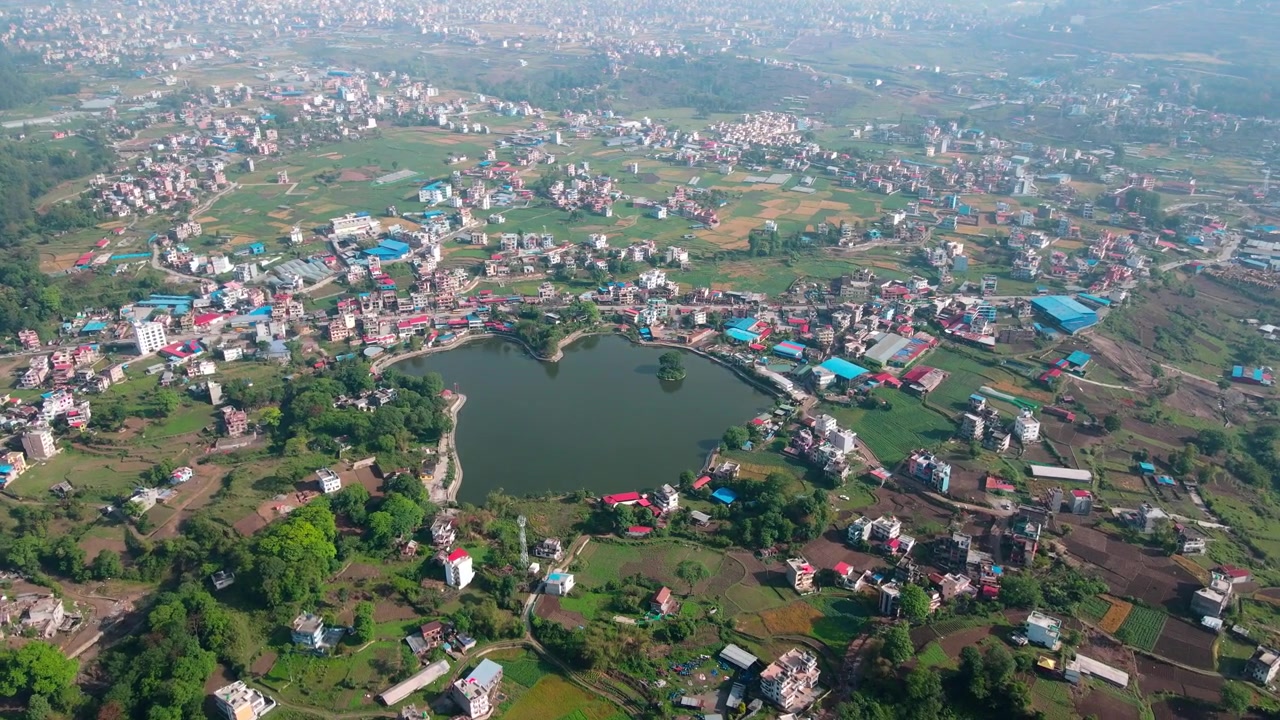 Katmandu, Nepal'deki doğal Taudaha Gölü'nün drone görünümü.