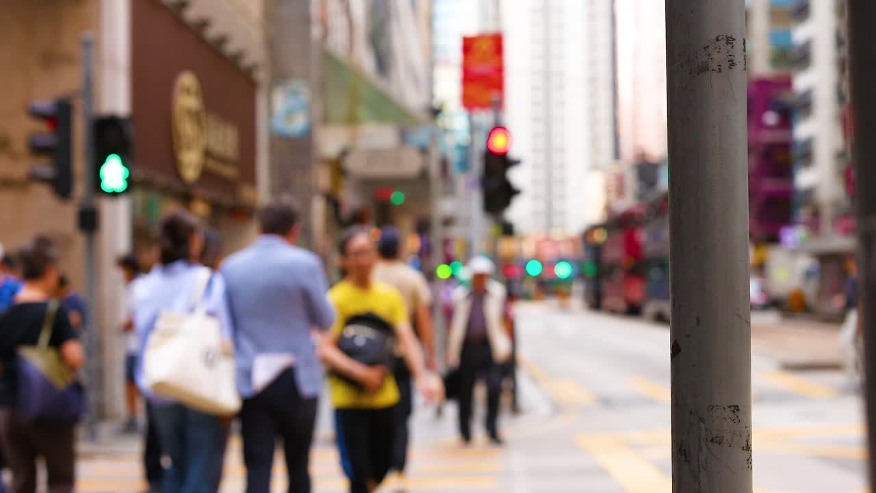 사람들이 신호등 교차로에서 거리를 건너고 있다