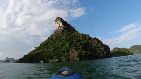 kayak a una isla de piedra caliza en la bahía de halong vietnam