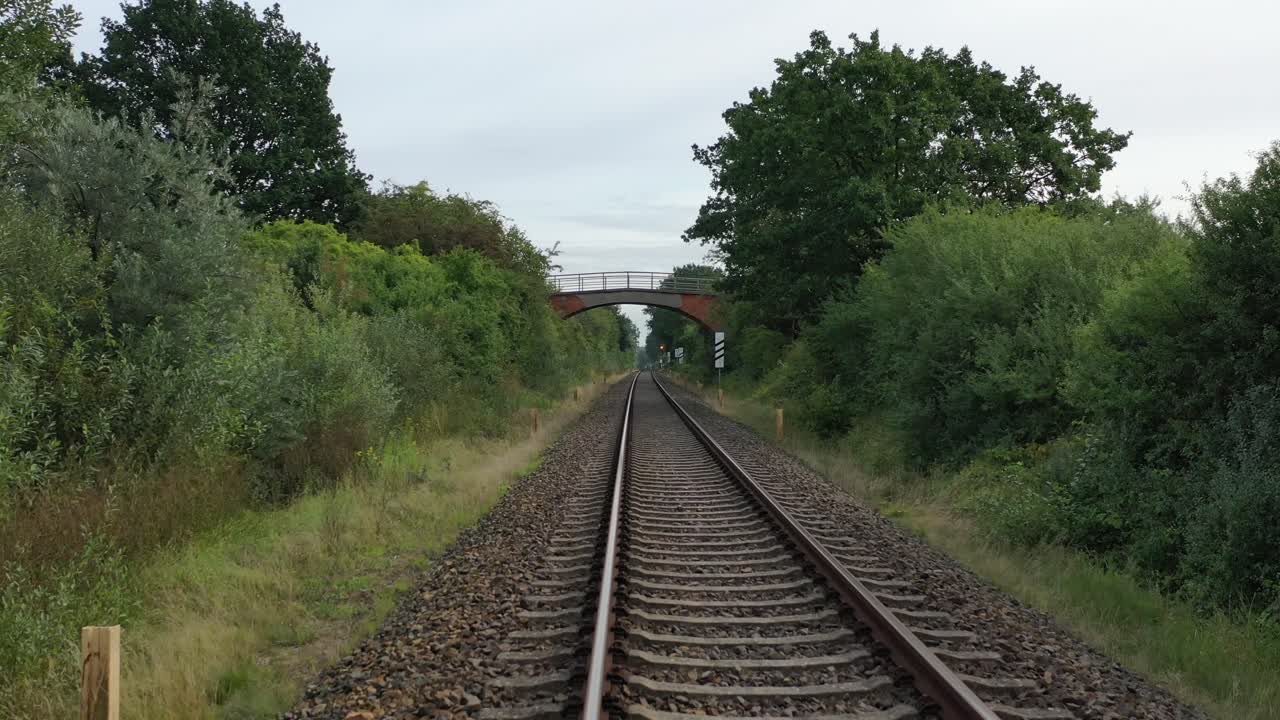 드론은 철도 트랙 위의 매우 낮은 고도에서 좋은 날씨에 날아갑니다.