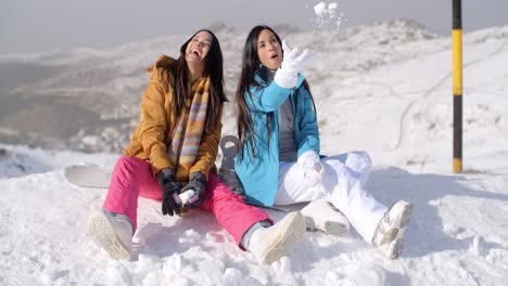 Zwei-Wunderschöne-Lachende-Junge-Frau-Im-Schnee