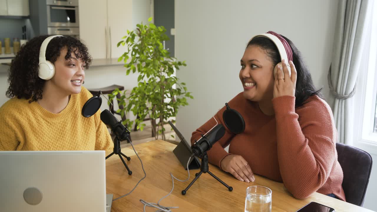 Duas Mulheres Gravando um Podcast Juntas em Casa