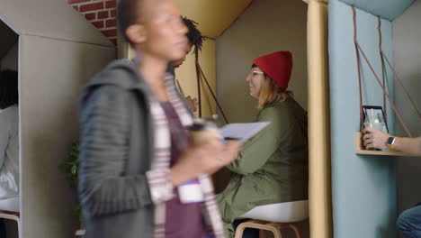 Jóvenes-Empresarios-Que-Trabajan-En-Oficinas-Ocupadas-Colaborando-Con-Estudiantes-Multiétnicos-Compartiendo-Ideas-Colegas-Disfrutando-De-La-Conexión-De-Trabajo-En-Equipo-Intercambiando-Ideas-Usando-Tecnología-Informática