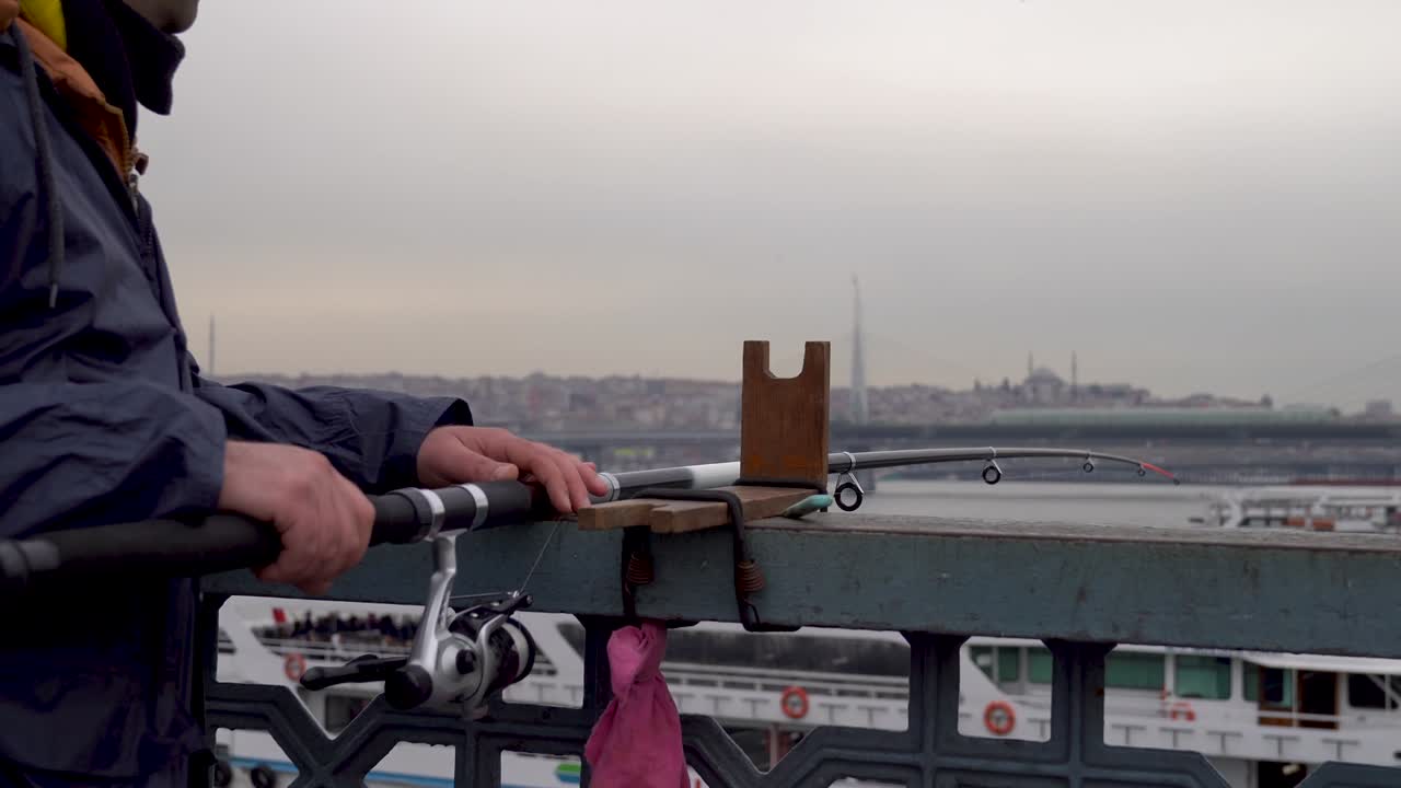 바다에서 회전하는 시줄과 스 시: 구름이 쌓인 날씨에 줄을 는 겨울 4k view 이스탄불의 갈라타 다리