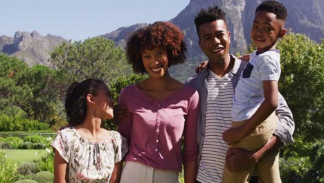 Porträt-Glücklicher-Afroamerikanischer-Eltern,-Tochter-Und-Sohn,-Die-Draußen-Stehen