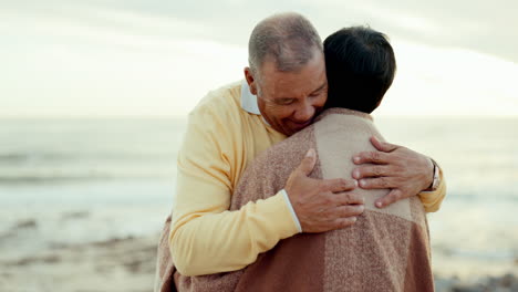 Amor,-Abrazo-Y-Pareja-Mayor-En-La-Playa-Para-Recibir-Atención.