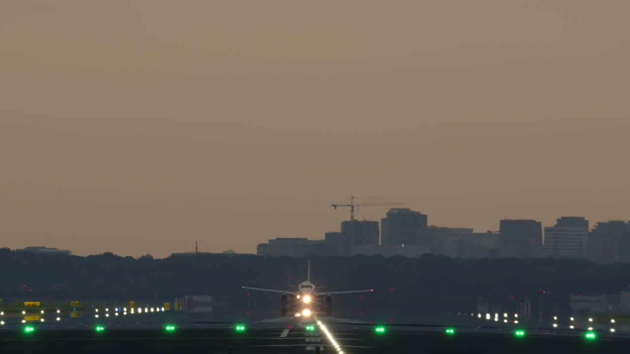 해가 지면 비행기가 착륙하고 이륙합니다.