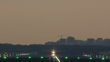 aterrizaje y despegue del avión al atardecer
