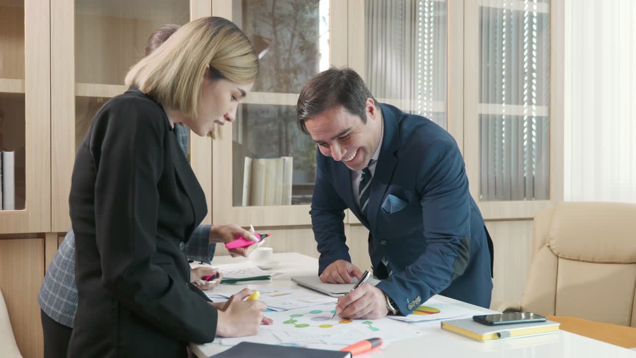 reunión del equipo de negocios presentación de la presentación del proyecto análisis de gráficos de ingresos gráficos