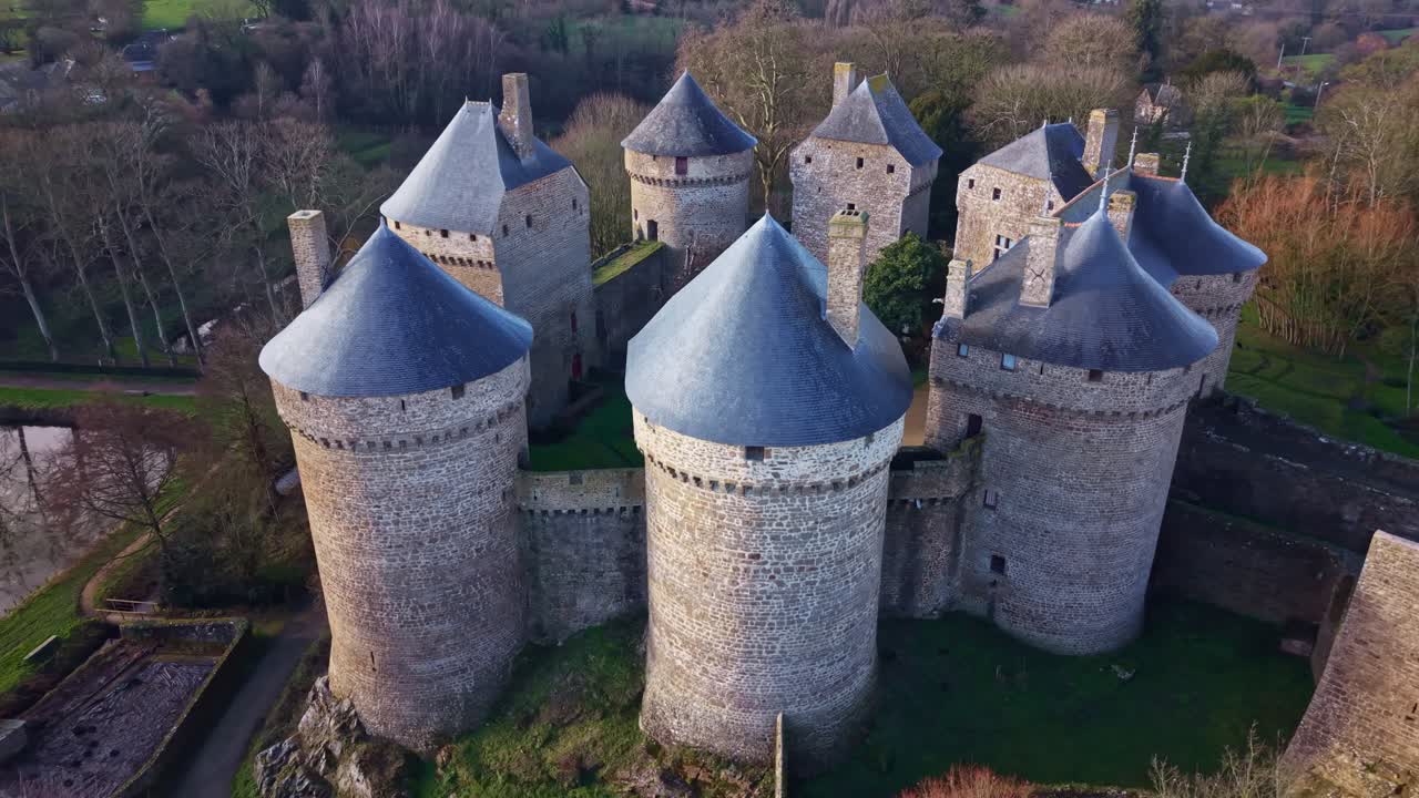 Château fort médiéval historique avec ses huit tours rondes à Lassay-les-Châteaux, Mayenne, France. Vue aérienne latérale par drone.