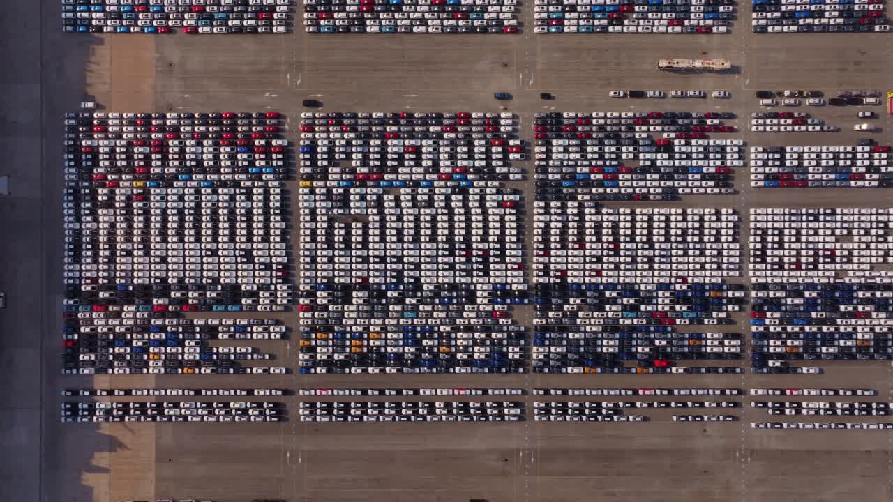 Estoque de automóveis empilhados em instalação comercial, Tailândia