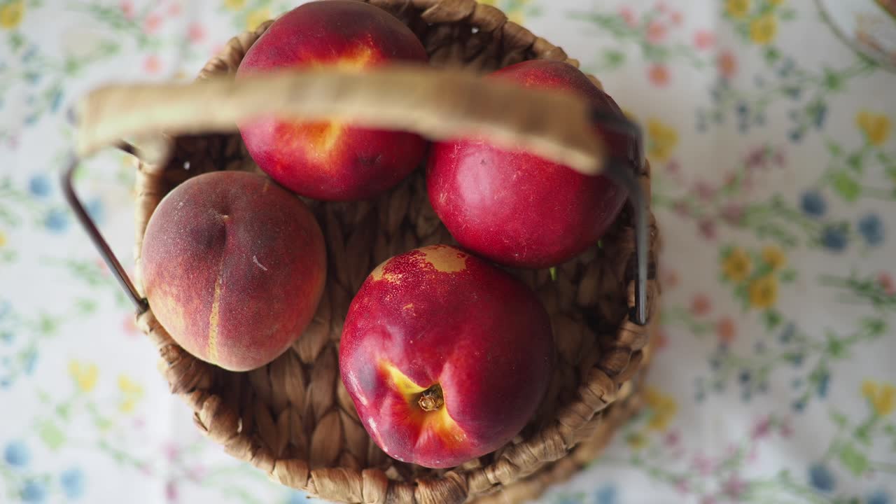Pêssegos e Nectarinas em uma Cesta