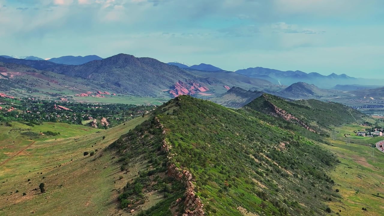 Red Rocks Park et Amphithéâtre, sentiers de Hogback Ridge North Valley, quartier de l'entrée du ranch Ken Caryl Valley, vue aérienne par drone de Denver, Colorado, contreforts de la Front Range, un matin d'été ensoleillé sous un ciel bleu, avec un mouvement ascendant.