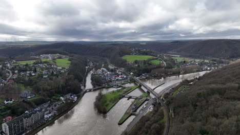 Aus-Der-Luft-Schlägt-Der-Wirtschaftliche-Puls-Von-Dinant-Entlang-Der-Maas,-Inmitten-Der-Historischen-Landschaft