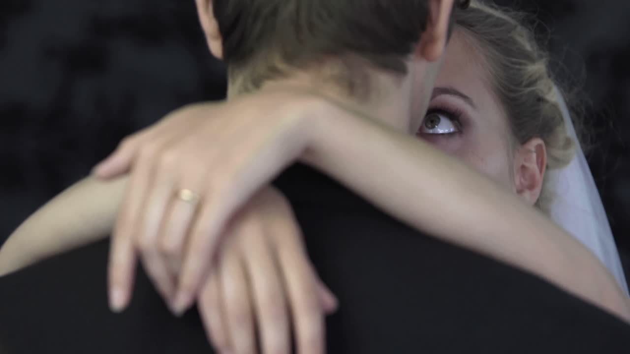 새로 결혼 한 부부 가 포옹 하고 대화 하고 있다