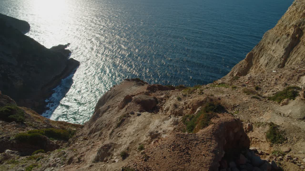acantilados y vista al mar alrededor del faro de cabo espichel en portugal