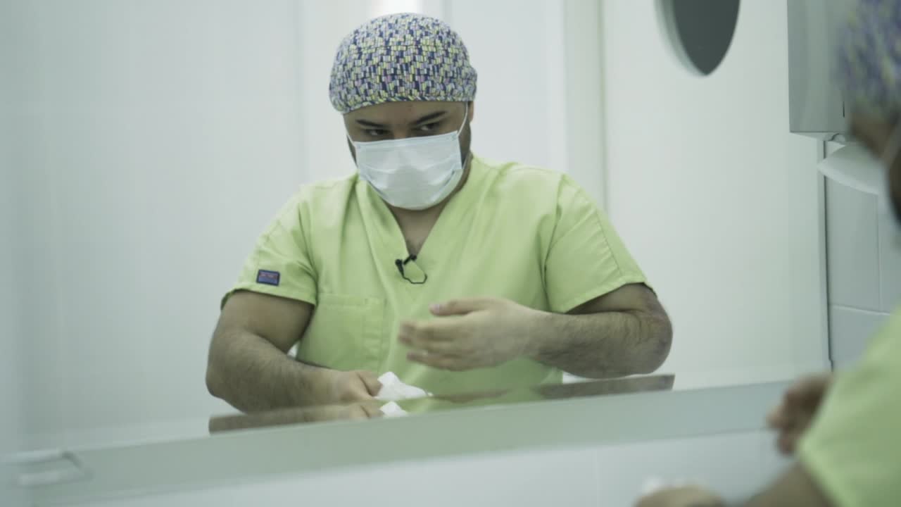 El médico se lava las manos.