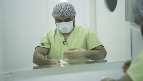 el médico se lava las manos.