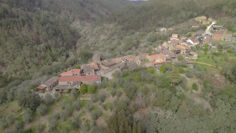 órbita-Aérea-Sobre-El-Pueblo-De-Esquisto-Casal-De-São-Simão:-Un-Patrimonio-Arquitectónico-único