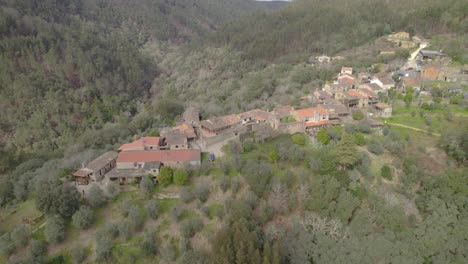 órbita aérea sobre el pueblo de esquisto casal de são simão - un patrimonio arquitectónico único