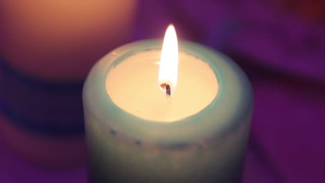 una vela de azul azul ardiente