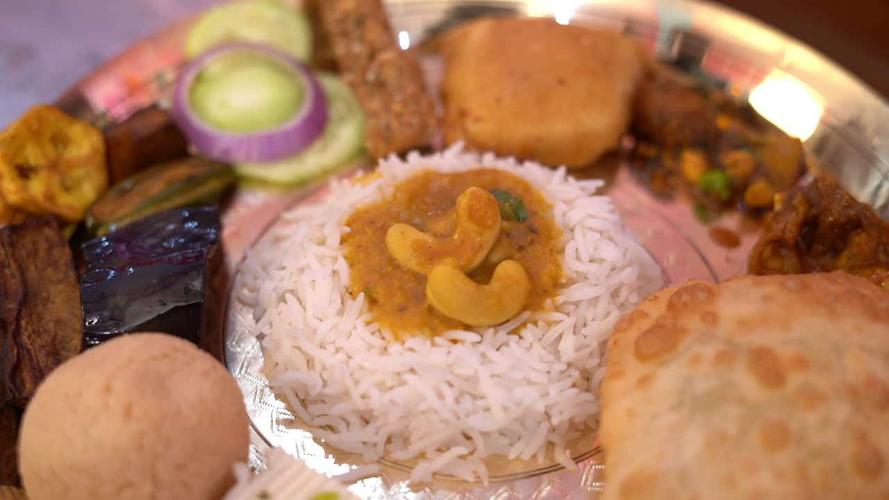 toma cinematográfica de platos bengalíes tradicionales para la comida festiva hindú durga puja o pooja