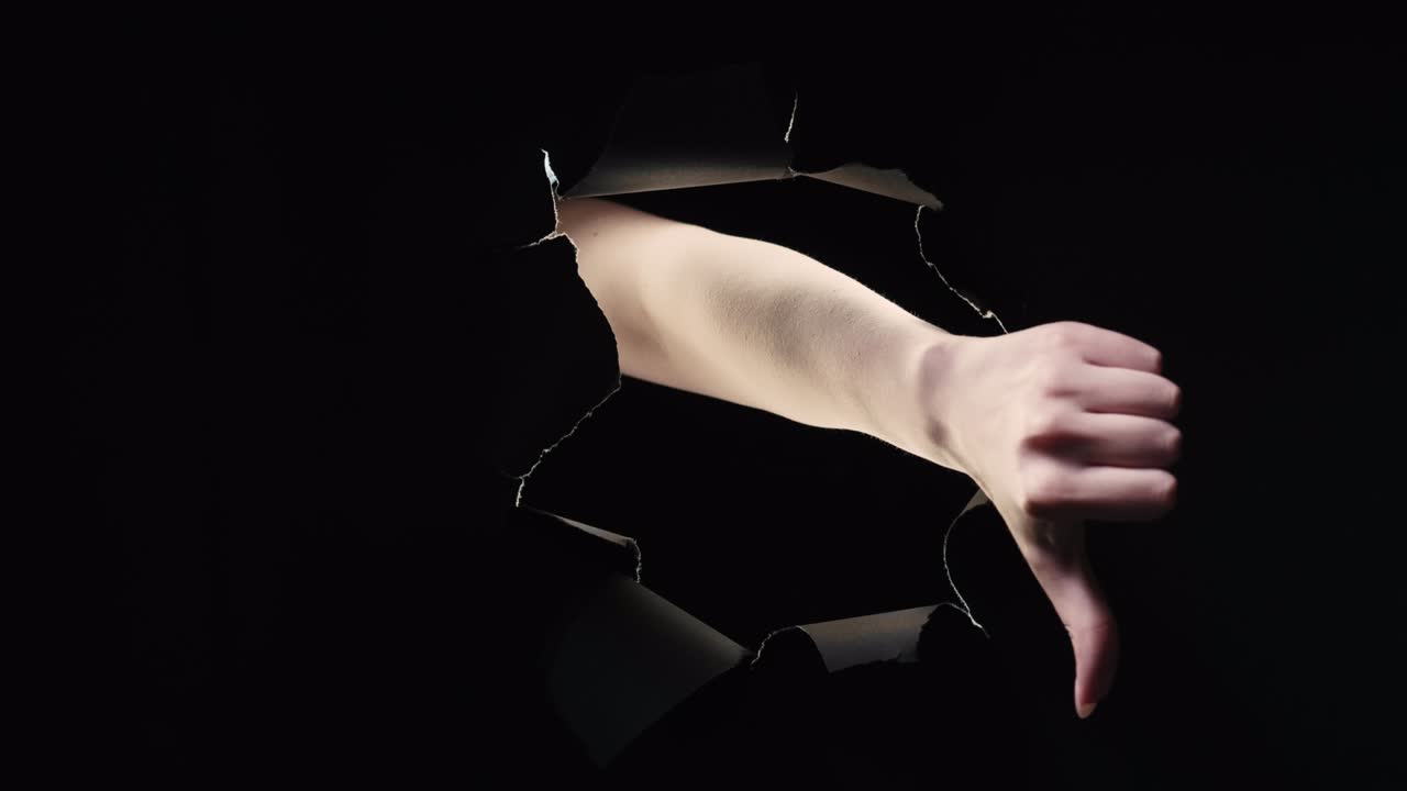 gesto de voto sí no pulgar hacia arriba hacia abajo agujero de papel negro