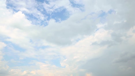 flotando lentamente y transformándose formando cúmulos en diferentes direcciones contra un cielo azul