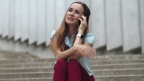 una empleada celebra la victoria