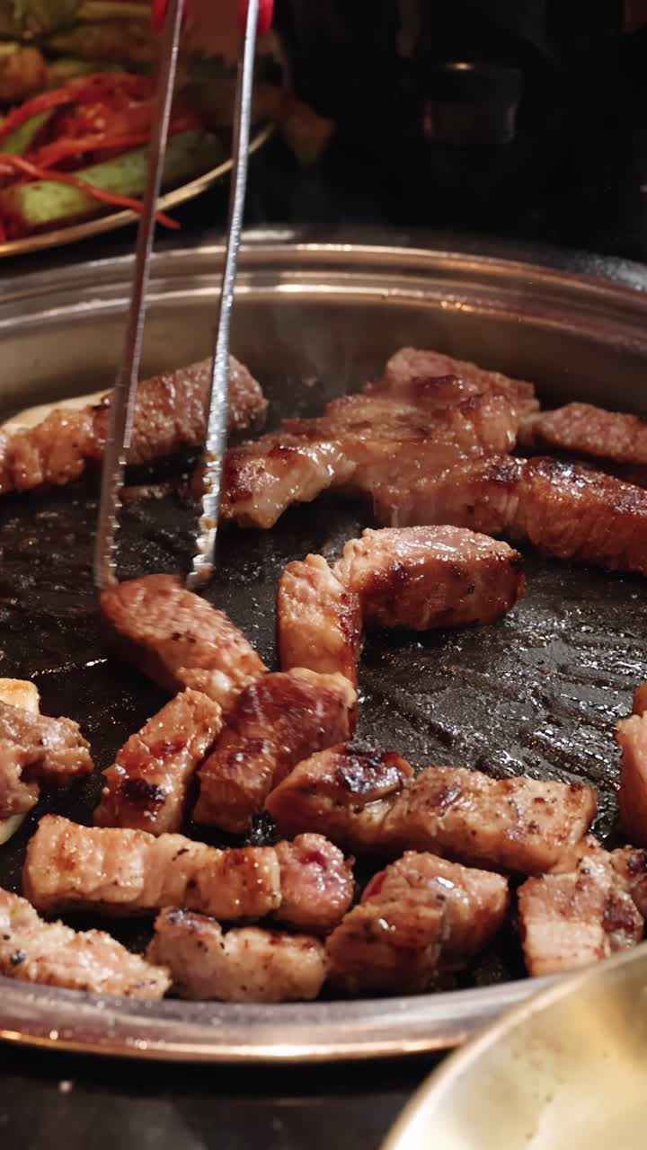 Memasak Samcan Babi Lezat di Atas Panggangan BBQ Korea yang Mendesis