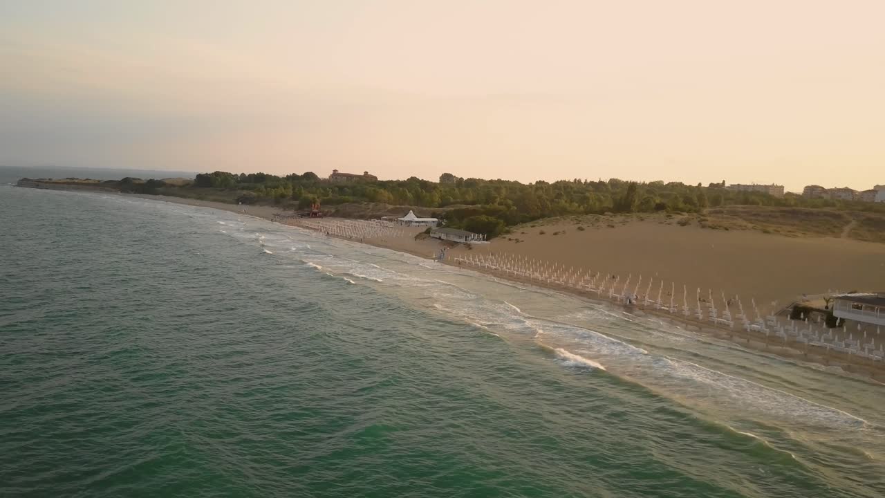 puesta de sol en la playa cerca del sitio del patrimonio mundial de nesebar en bulgaria
