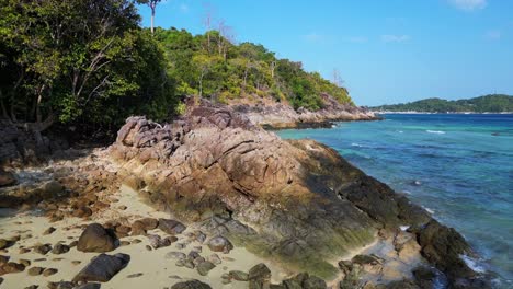 Rocas-Solitaria-Playa-De-Arena-Isla-De-Koh-Lipe-Tailandia