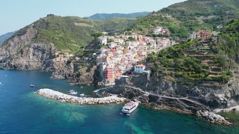 Cinque-Terre-Bootstour-Im-Dorf-Riomaggiore-In-Vernazza,-La-Spezia,-Ligurien,-Italien---4K-Luftrundfahrt