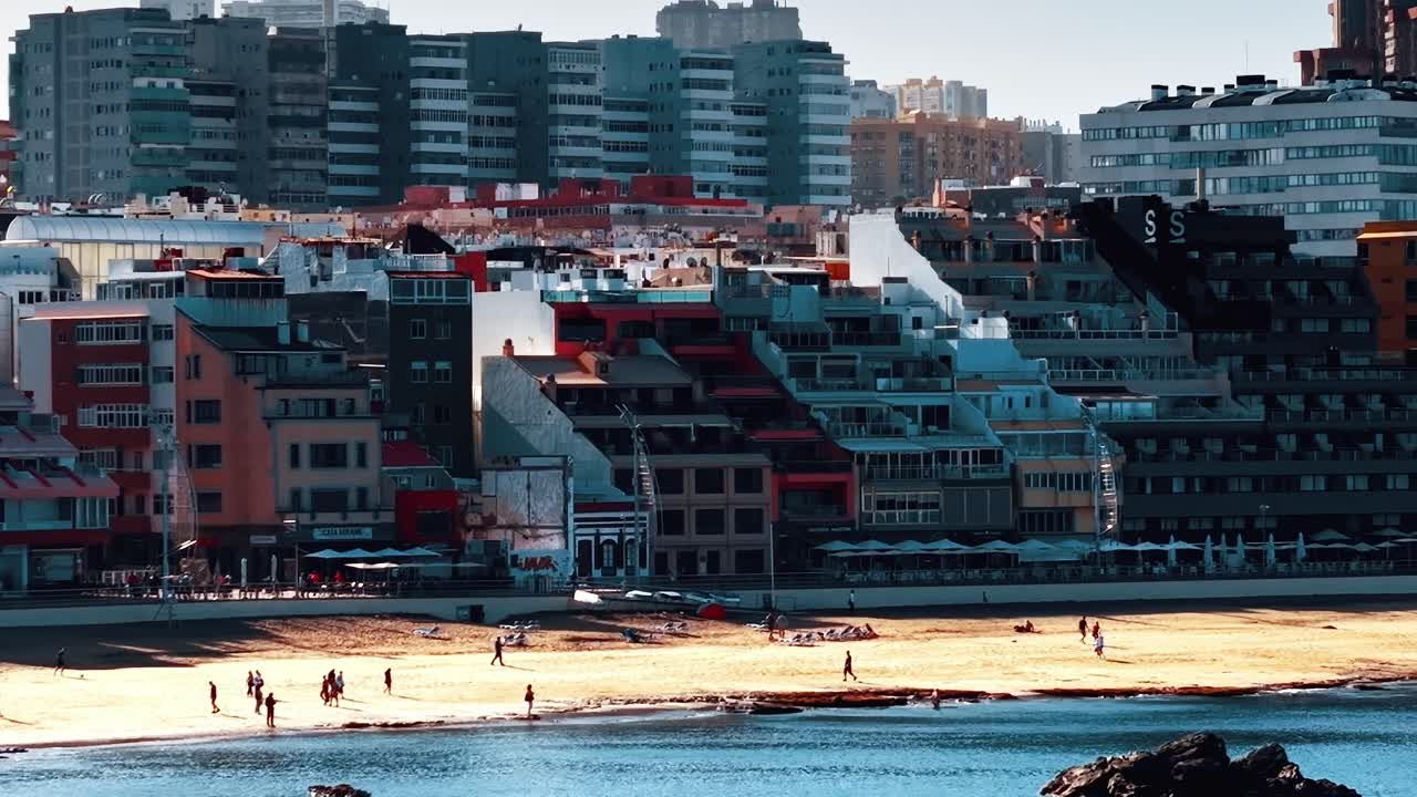Costa di Gran Canaria con persone che si godono la spiaggia in Spagna