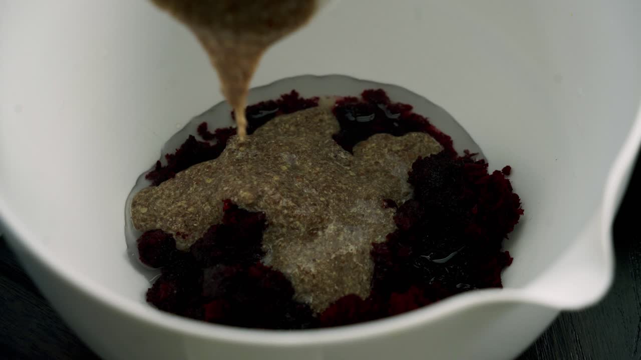 색 그에서 케이크와 머핀을 만들기 위해 초콜릿 케이크 머핀 반죽에 린 달을 추가합니다.