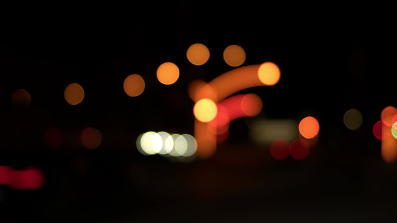 도시 생활은 밤에 차량 교통이 흐릿합니다.