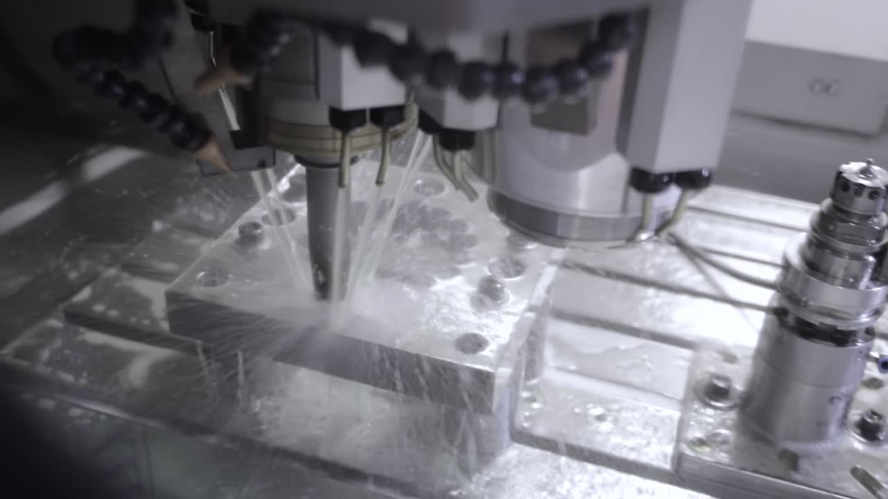 금속 가공 cnc lathe milling machine. 금속 절단 현대 가공 기술.