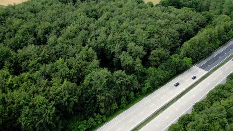 vista aérea cruzando la autopista de hampshire hacia micheldever patrones de círculos de cultivo formados en tierras de cultivo de trigo dorado 2023