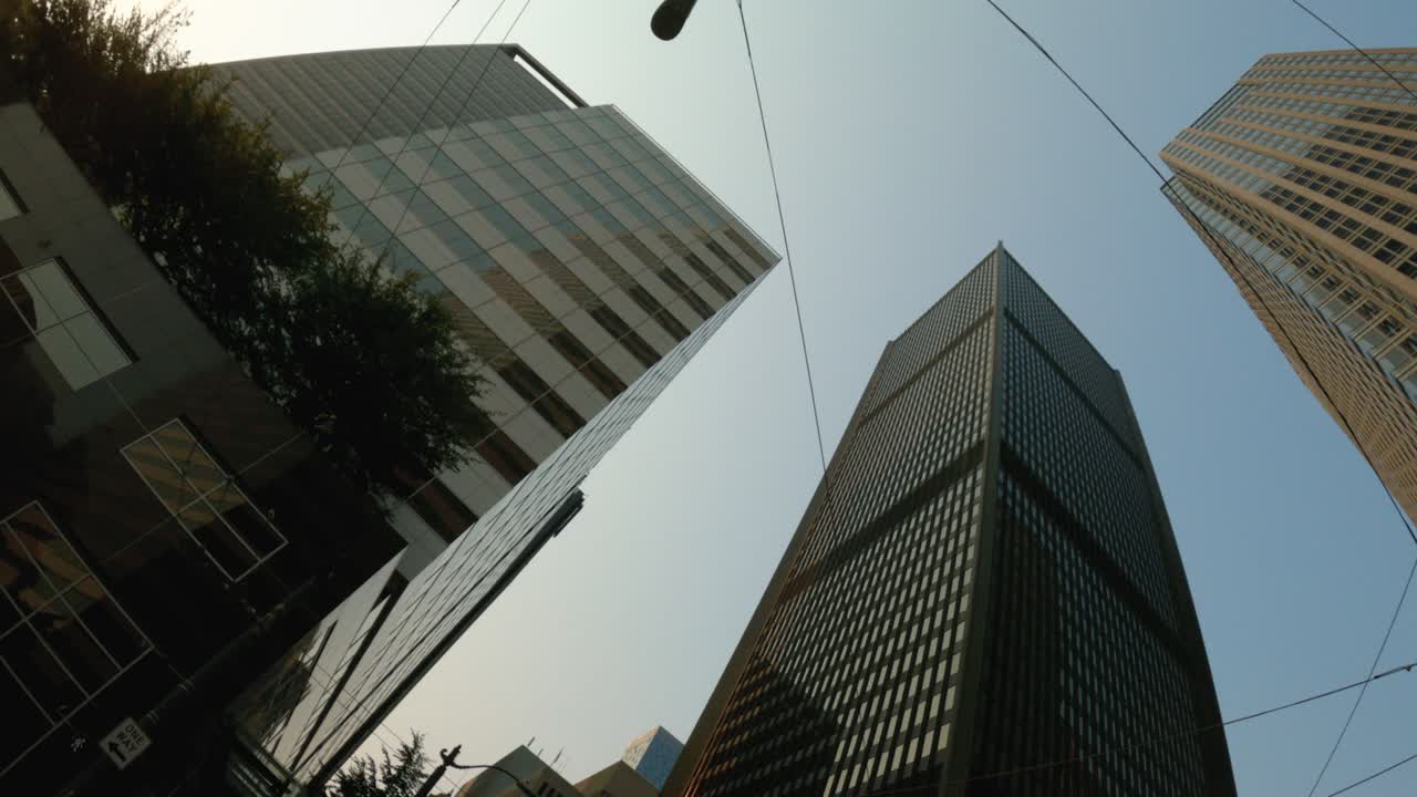 mirando hacia arriba a los altos rascacielos en el centro de seattle, washington