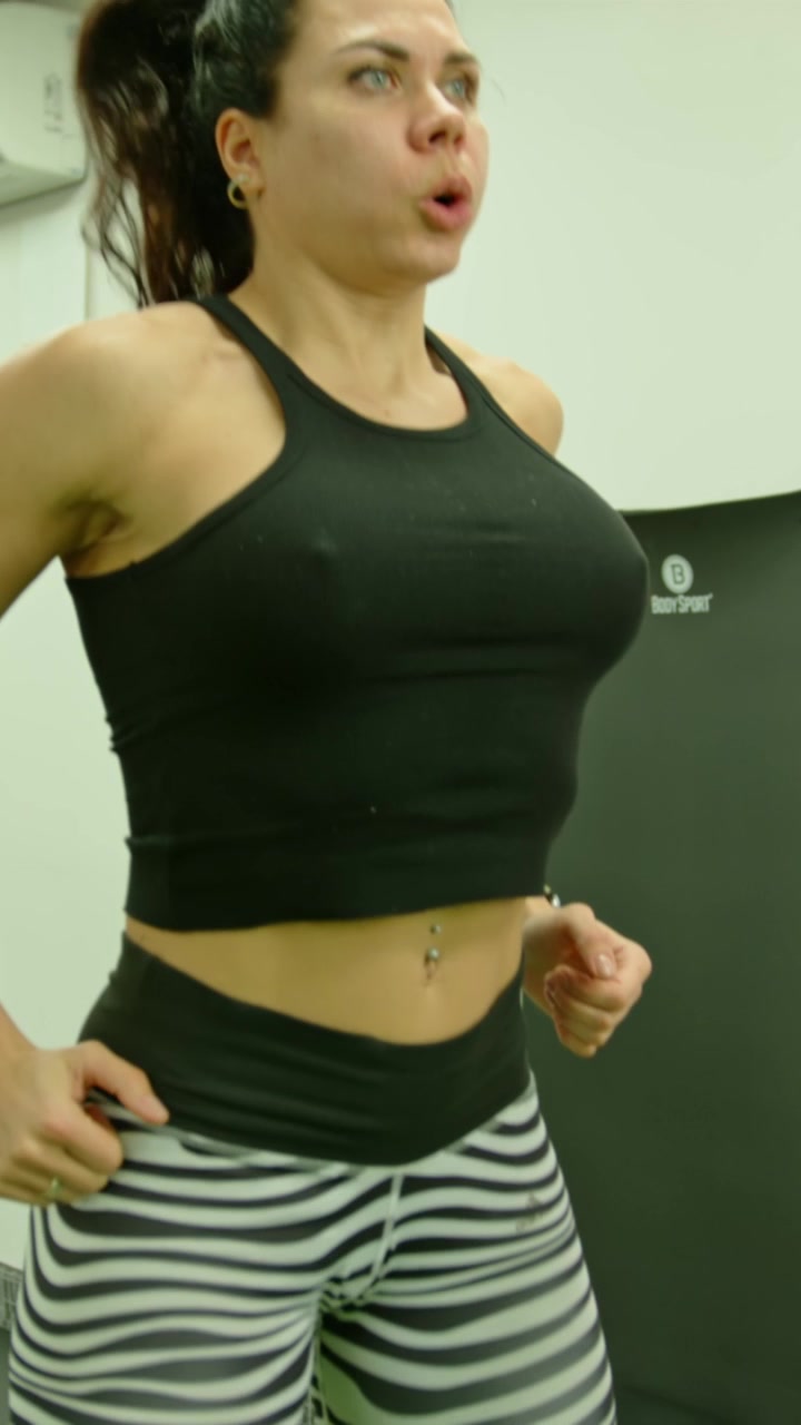 Giovane donna sportiva si allena in palestra