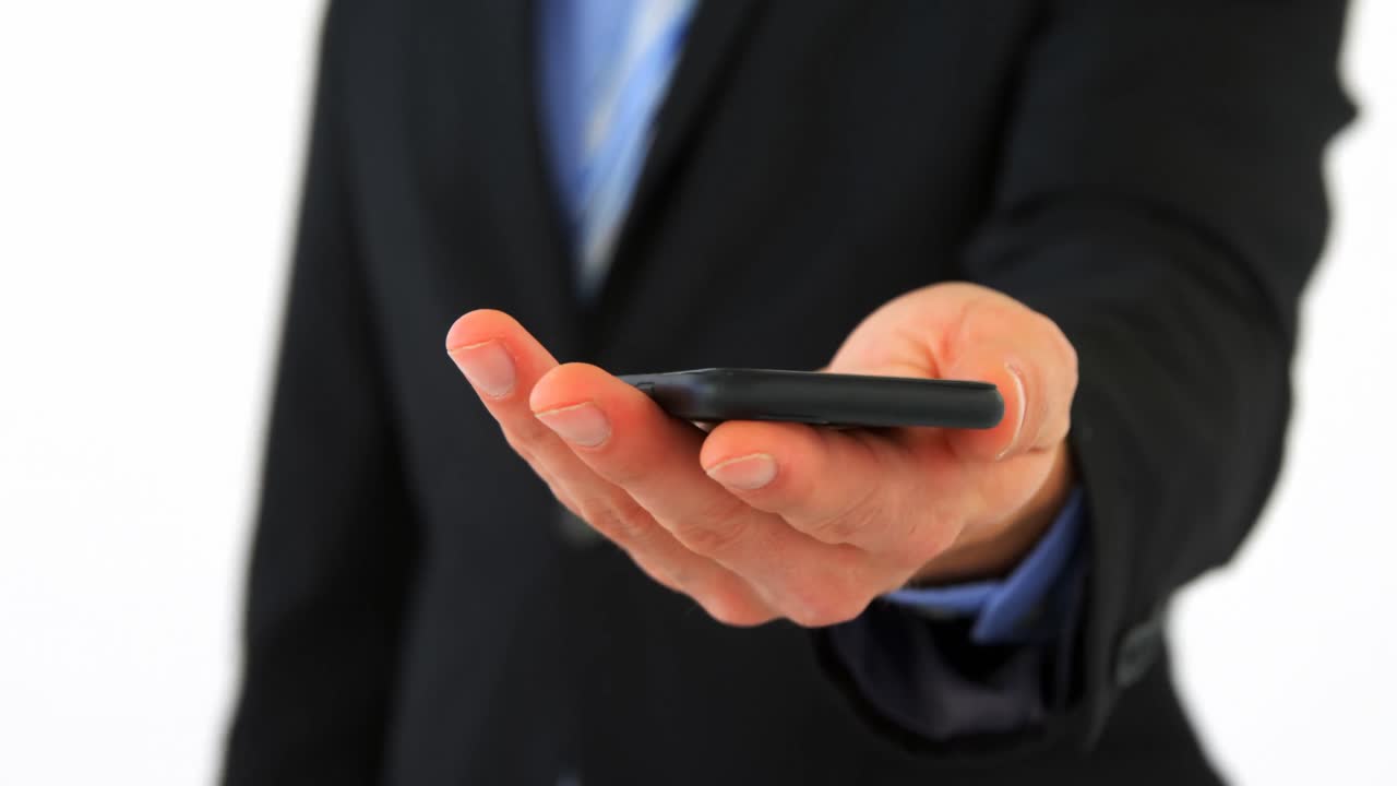 Mezzo busto di uomo d'affari che invia messaggi al telefono cellulare