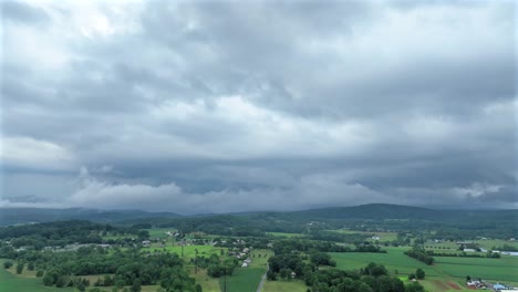 Un-Lapso-De-Tiempo-Aéreo-De-Nubes-De-Tormenta-Sobre-Los-Bosques-Y-Tierras-De-Cultivo-Del-Norte-Del-Condado-De-Lancaster,-Pensilvania