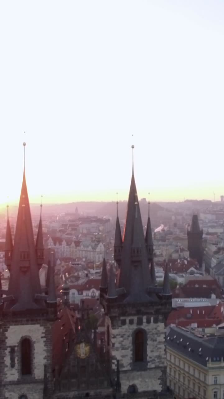 Vista aerea di guglie di chiese gotiche a Praga all'alba