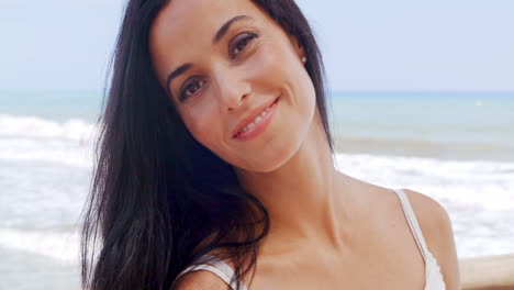 Hermosa-Joven-En-La-Playa-Sonriendo-A-La-Cámara