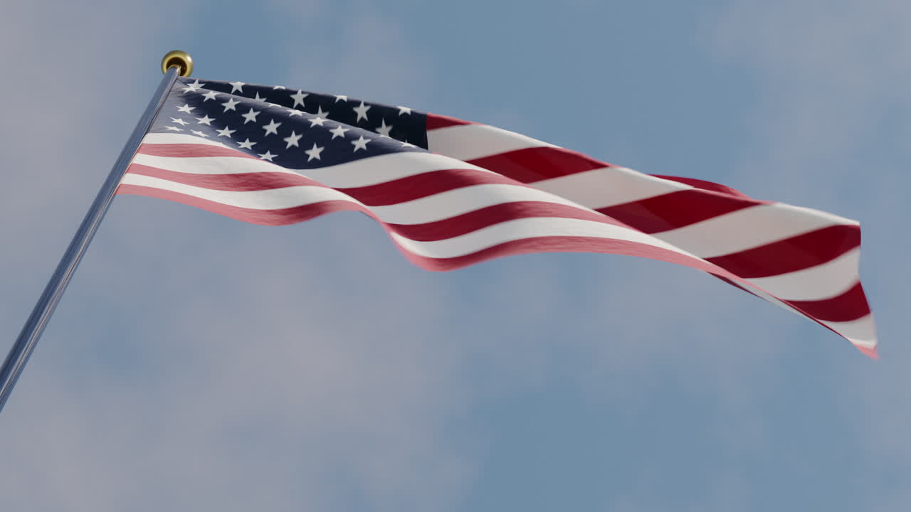 Amerikansk flag vajer på daghimlen under Uafhængighedsdagen.