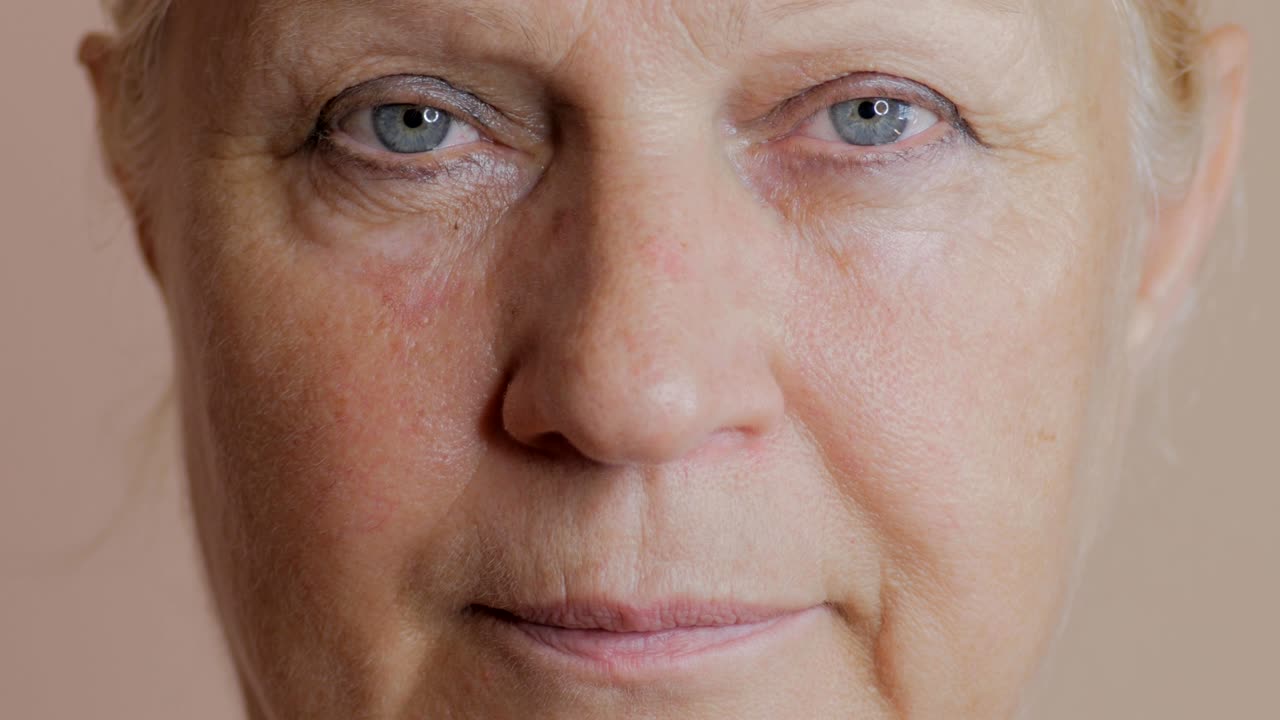 una mujer mirando a la cámara.