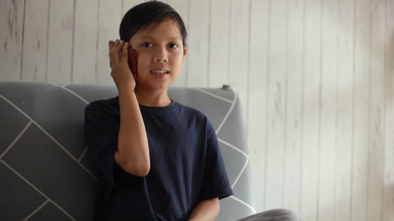 전화 통화 하는 아시아 소년의 초상화