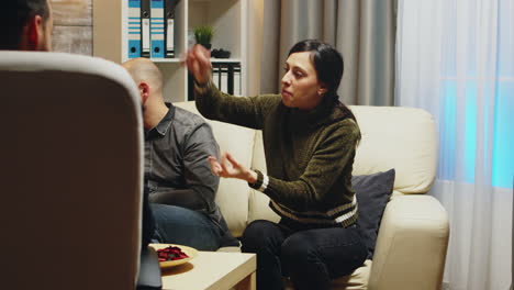 zoom en la toma de la joven esposa enojada en la terapia de pareja