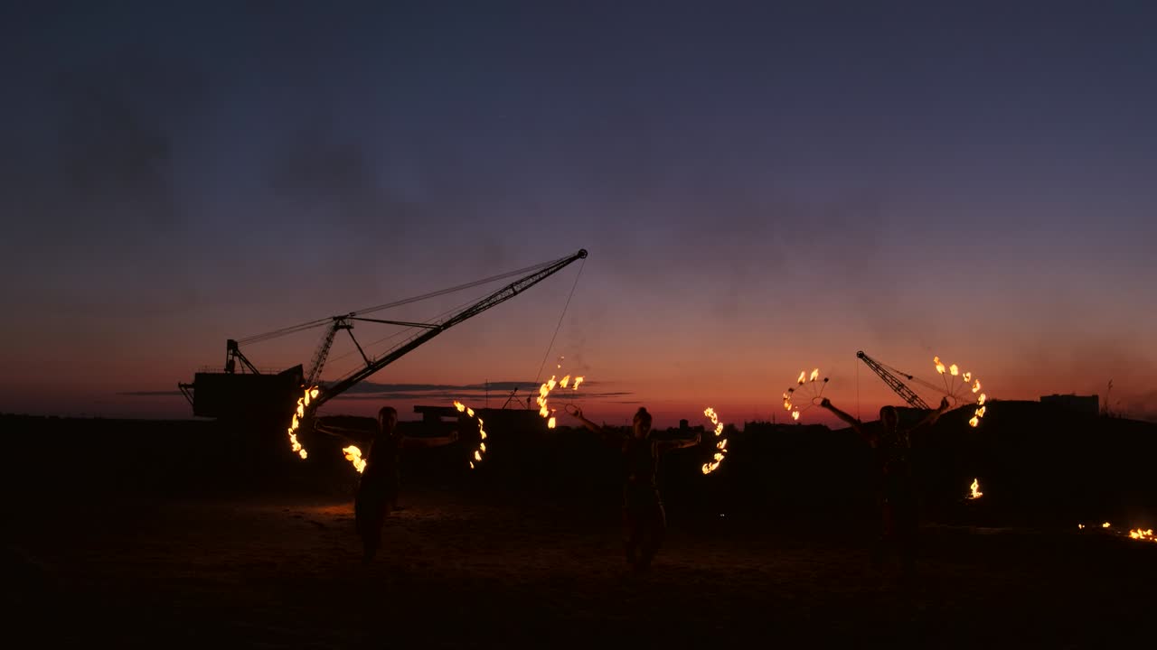 불 쇼: 전문 예술가 그룹이 다양한 화재 시설을 수행합니다. 소년과 소녀는 공원의 거리에서 밤에 불과 함께 춤을 습니다.