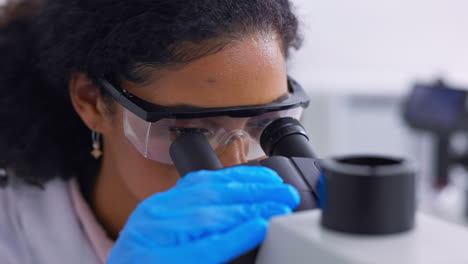 microscopio, investigación y científico haciendo análisis